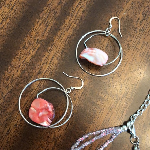 Pink shell reversible necklace and earrings set - Picture 7 of 12
